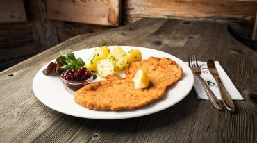 Sznycel z żurawiną i ziemniakami posypanymi zieloną pietruszką - klasyczne dani kuchni austriackiej, które na dobre zadomowiło się też na Ziemi Salzburskiej.